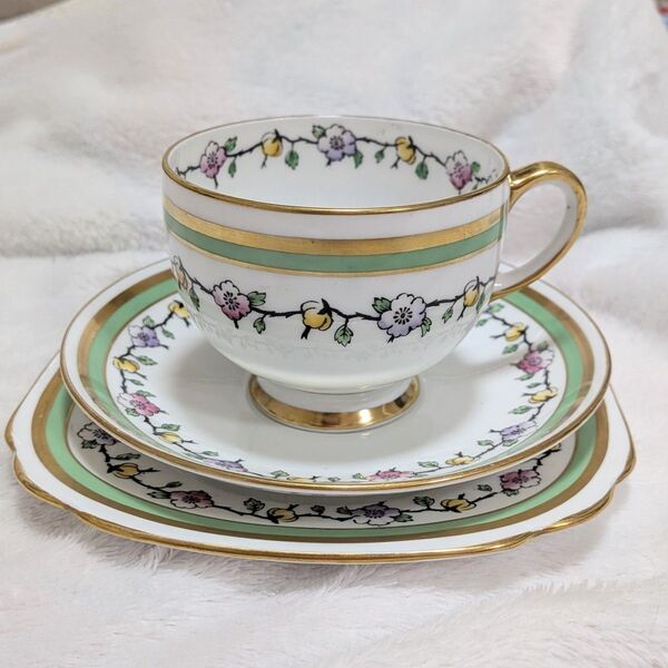 ロイヤルアルバート ROYAL ALBERT 創立初期の手描き花柄 1927-1934年 カップ ティーカップ ソーサー トリオ
