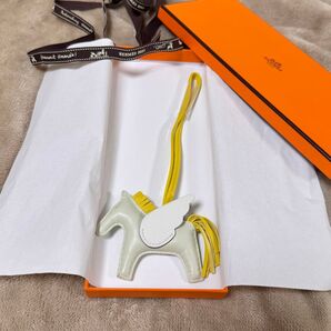 エルメスHERMES ロデオ ペガサス B刻印 ヴェールフィズ ライム チャーム 2023 ヴォースイフト アニョーミロ イエロー