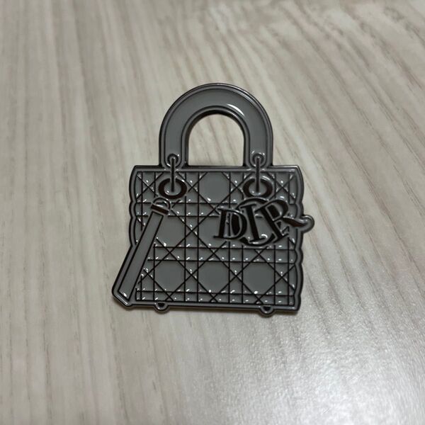 レア Dior ピンバッジ