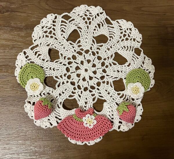 レース編みドイリー 苺と花モチーフ ハンドメイド