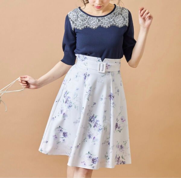 tocco closet くるみバックルベルト付きフラワープリントフレアスカート ラベンダー Mサイズ