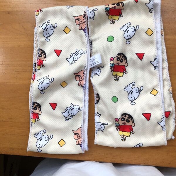 新品タグ付き クレヨンしんちゃん 冷却タオルセット 2枚具(ケース付き)