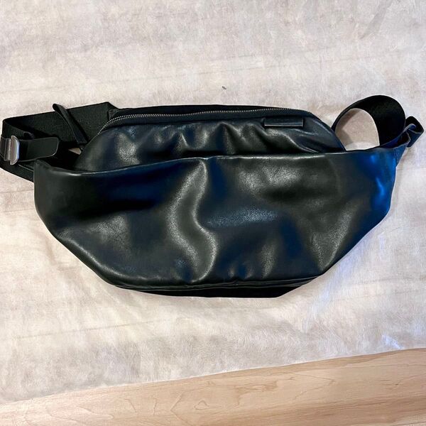 【極美品】cote&ciel ISARAU Alias Cowhide leather Agate Black ウエストバッグ