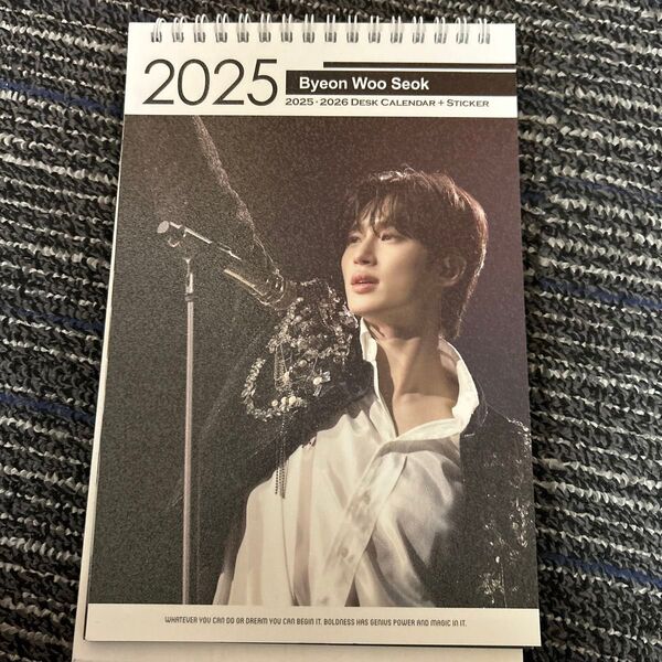 ByeonWooSeok 2025・2026 卓上カレンダー+ステッカー