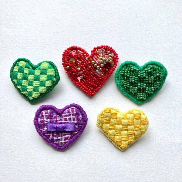 【在庫一掃SALE】ハート刺繍ブローチ5点セット ハンドメイド 訳あり