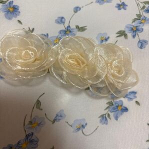 新品 ホワイト薔薇のバレッタ