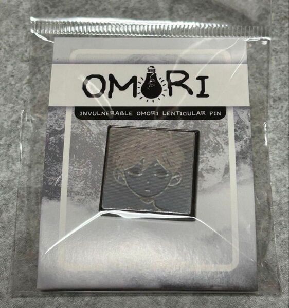 「OMORI」オモリ“屈しなかった” レンチキュラーピンバッジ