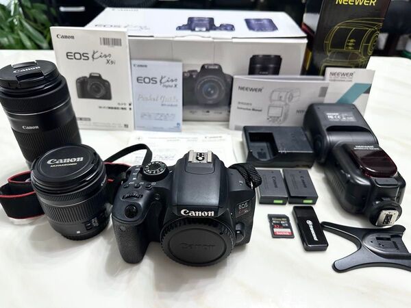 【美品】キャノンEOS Kiss X9i★一眼レフカメラ★ダブルズームキット★NEEWERストロボ★カードリーダー