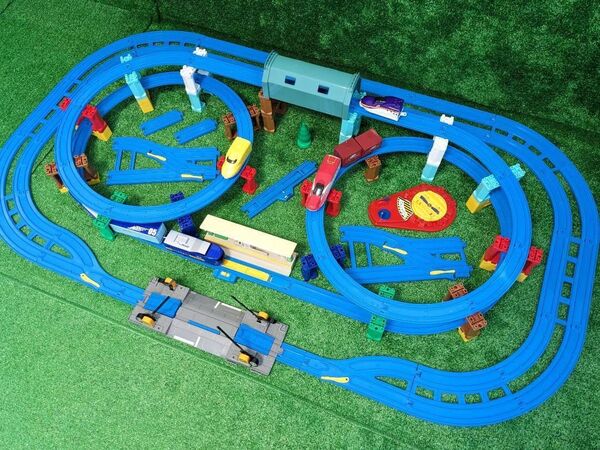 プラレール レイアウト 複線レール タワー 駅 踏切 高架トンネル 情景 車両