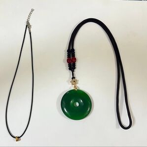 東洋風 和田玉色円形ペンダントネックレス+(オマケ付き)黒紐ストラップ