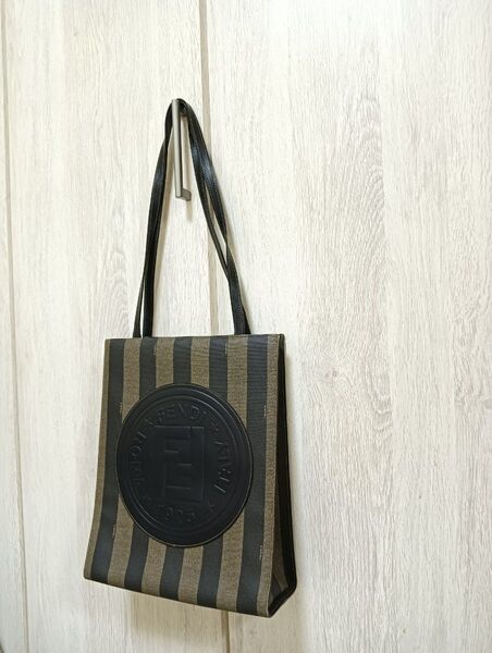 美品。FENDI ペカンストライプ FFロゴサークル ショルダートートバッグ