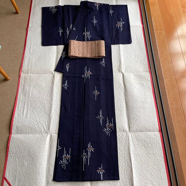 藍染浴衣と上品なピンクベージュの半幅帯