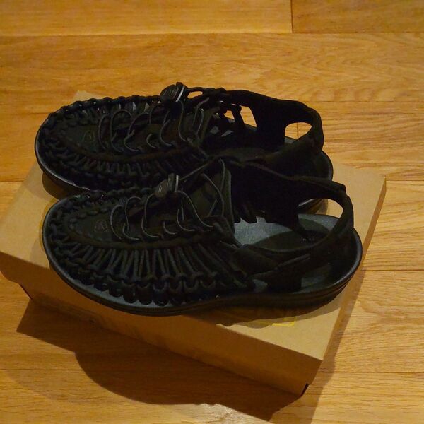 KEEN ブラック サンダル ユニーク 25センチ