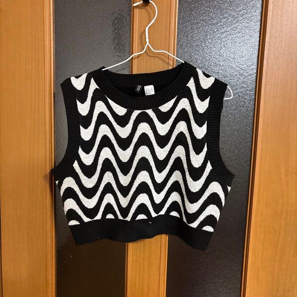美品 H&M DIVIDED ホワイト×ブラック幾何学模様ニットベスト