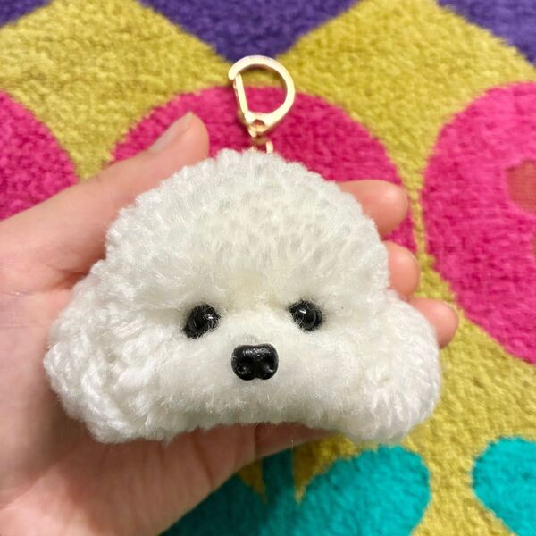 *うるうるおめめのトイプードル ポンポン毛糸キーホルダー*白 ホワイト テディベアカット