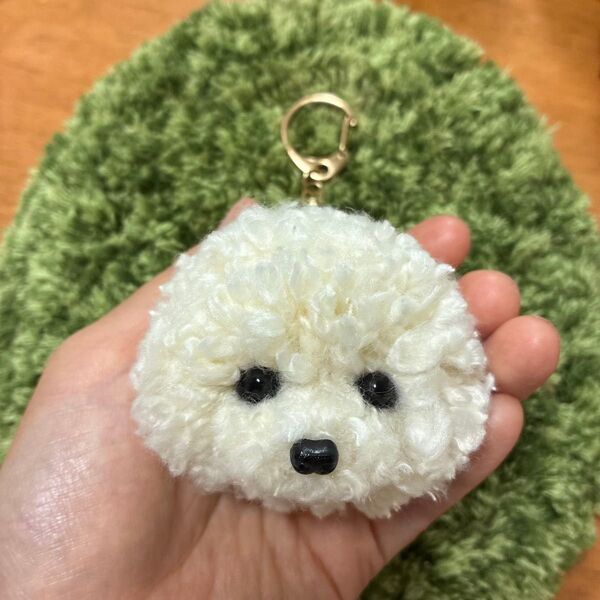 *うるうるアフロトイプードル ポンポン毛糸キーホルダー*クリーム ビションフリーゼ アイボリー 白 ホワイト カール