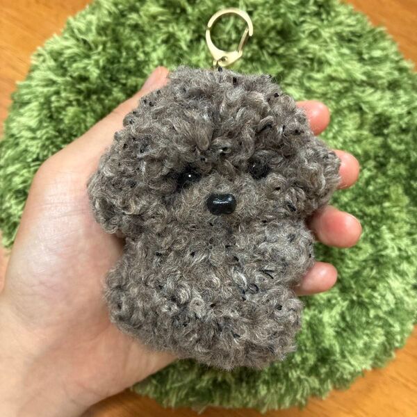 *うるうるおめめのトイプードル ポンポン毛糸キーホルダー*ブラウングレー 灰色茶色 テディベアカット