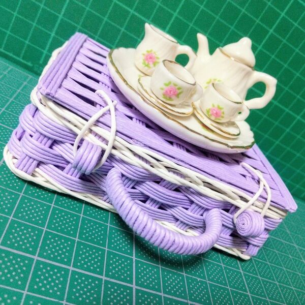 【新品】ドールハウスミニチュアティーセット ハンドメイドバスケット(藤色)