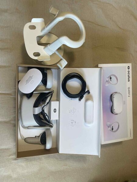 【商品名】Oculus Quest 2(64GB)+スタンド&PC接続用USBケーブルなど付属品あり
