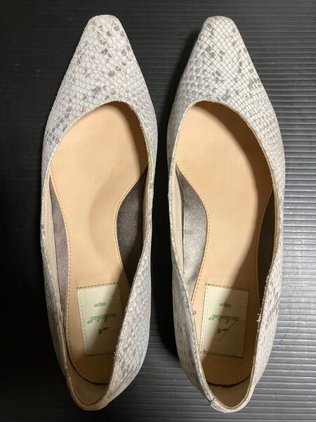 スネークスキン風 ローヒールパンプス 39サイズ(24cm程度)ヒールの高さ2cm、最大甲幅9cmほぼ未使用 フラットシューズ