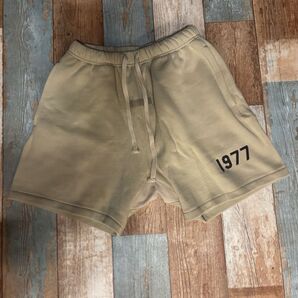 Fear of God Essentials 1977 スウェットショーツ ベージュ