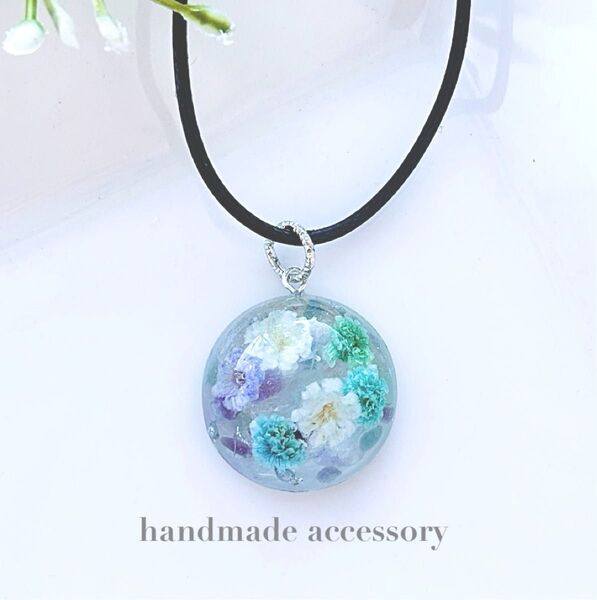 再再販☆NO.256 フローライト入り♪かすみ草半球ネックレス/革紐/レジン/フラワー/ワックスコード変更可能
