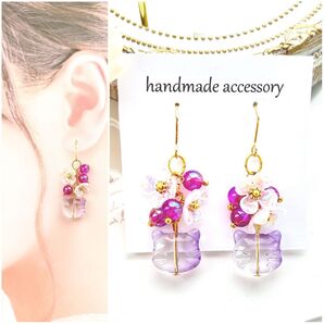 NO.275 再再再販☆ガラスの猫ちゃんとフラワーのピアス/イヤリング/パープルグラデ/サージカルステンレス/金具変更無料