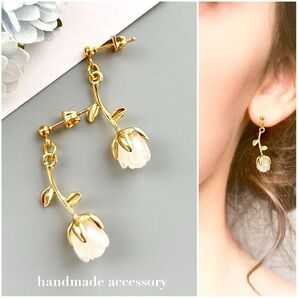 NO.339 再販人気☆ホワイトローズのピアス/イヤリング/白薔薇/リーフ/フラワー/サージカルステンレス/金具変更無料