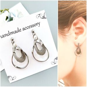 NO.380 再再販☆しずく型アクリルフープ×ツイストフープピアス/イヤリング/グレー/サージカルステンレス/金具変更無料