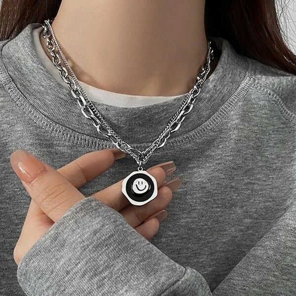 にこちゃんモチーフ チャーム付き レイヤードネックレス ファッション アクセサリー シンプル お洒落 シルバー870975