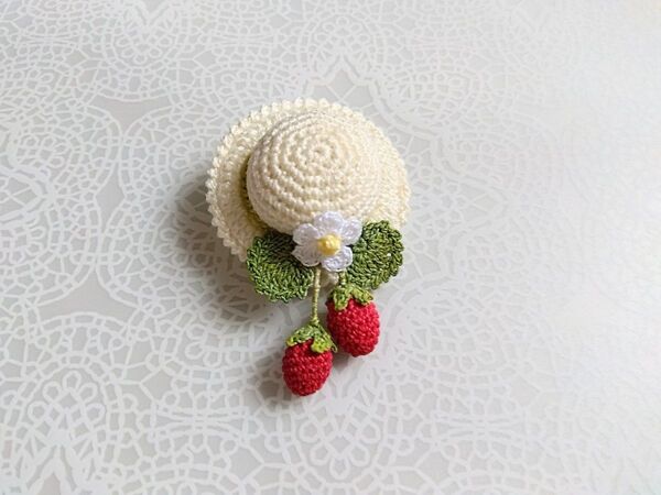 ハンドメイド レース編み 麦わら帽子のブローチコサージュ イチゴ