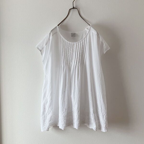 未使用☆chambre de charme ピンタック刺繍ブラウス スカラップ裾 綿100 フレンチスリーブ 半袖 コットン