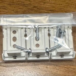 ニチベイ ロールスクリーンブラケット ホワイト3個 (ビス付き)【未使用品】