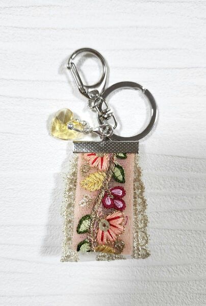 【ハートチャームのカラー選択可能】ハンドメイド インド刺繍リボンとレースリボンのキーホルダー
