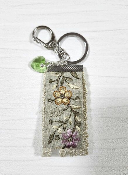【ハートチャームのカラー選択可能】ハンドメイド インド刺繍リボンとレースリボンのキーホルダー