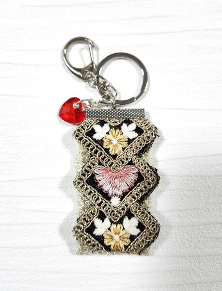 【ハートチャームのカラー選択可能】ハンドメイド インド刺繍リボンとレースリボンのキーホルダー