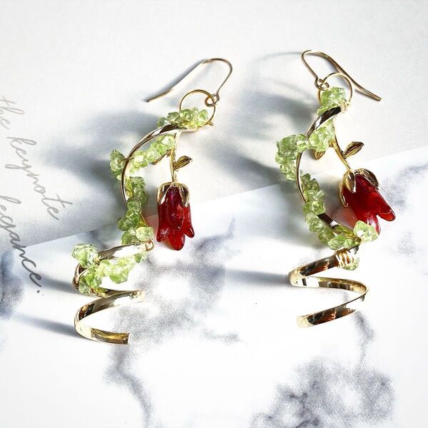 チューリップと天然石ペリドットの蔦のピアス レッド ハンドメイド ピアス 天然石
