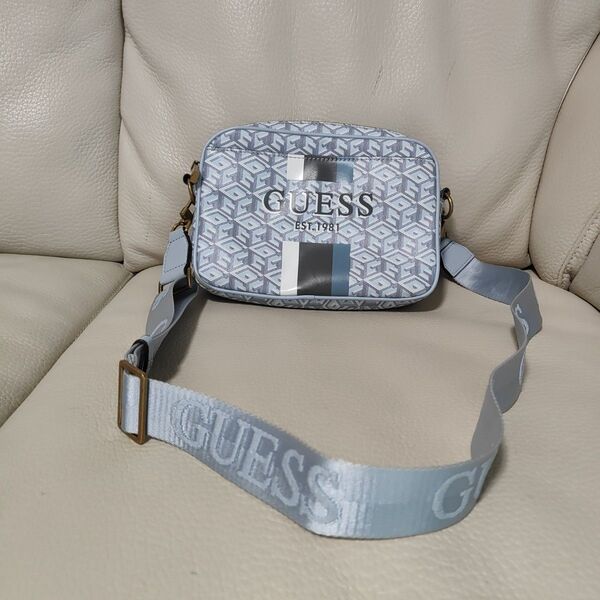GUESS EST.1981 幾何学模様ショルダーバッグ