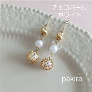 チェコパール ホワイト 絞りボール 三連 ステンレスフック ピアス ブライダル 清楚 上品