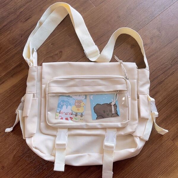 可愛い ショルダーバッグ ベージュ レディース 斜めがけ オフホワイト 学生さん 缶バッジ 痛包 地雷 韓国