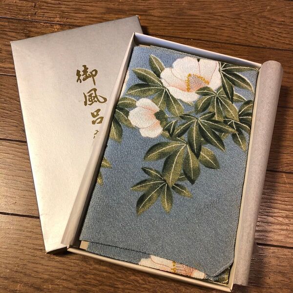 新品未使用 風呂敷 ちりめん生地 花柄 水色 箱付き