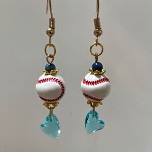 ハンドメイド【野球】【部活】【推し】応援!ラピスラズリ☆天然石使用☆★野球ボールピアス★カラー選べるハートビーズ