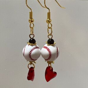 ハンドメイド【野球】【部活】【推し】応援!ガーネット☆天然石使用☆★野球ボールピアス★カラー選べるハートビーズ