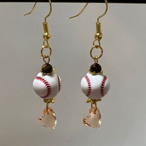 ハンドメイド【野球】【部活】【推し】応援!タイガーアイ☆天然石使用☆★野球ボールピアス★カラー選べるハートビーズ