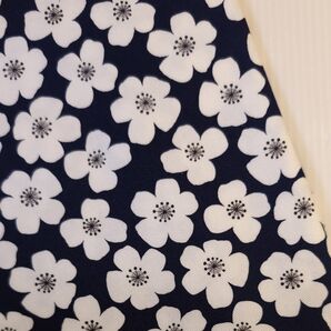 FUWARI オックス生地 濃紺に花柄 生地巾約108cm×約50cm