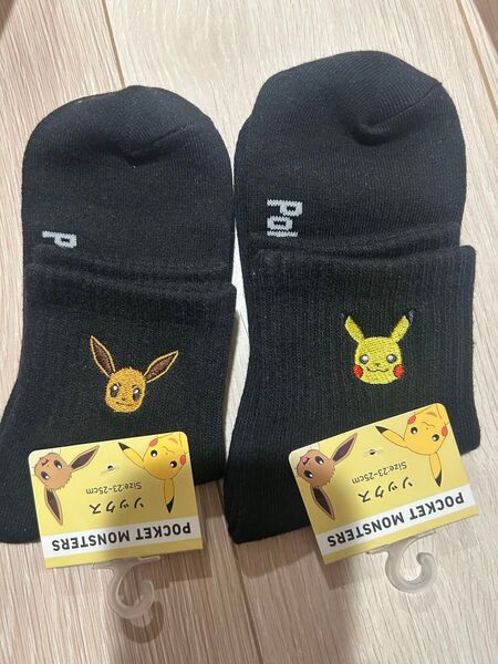 ポケモン 刺繍 ワンポイント 黒ソックス 靴下 2足 ピカチュウ イーブイ
