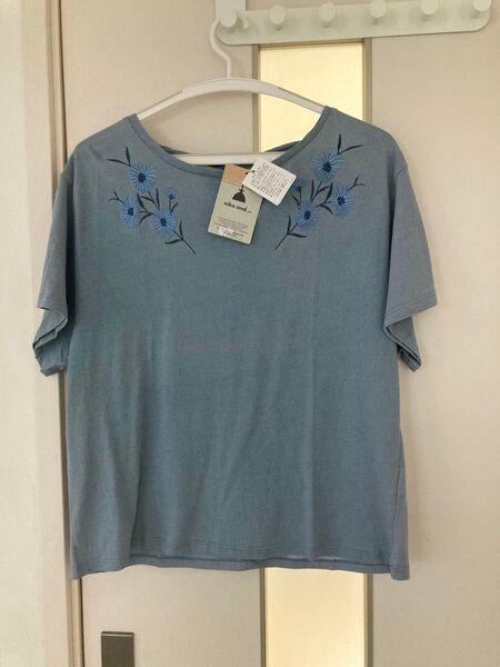 新品未使用タグ付きniko and.レディース 水色 Tシャツ 花柄 刺繍 後ろリボン結び Mサイズ3300円+税