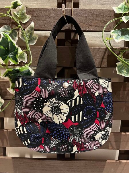 ハンドメイド バッグ ミニトートバッグ う早この布 花柄 北欧 ミニマム タック入りバッグ ブラック