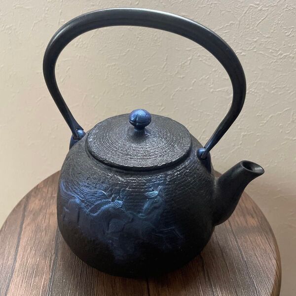 馬の浮彫り 鉄瓶 南部鉄器 馬 瑠璃 急須 茶器 アンティーク 骨董 鉄瓶 鉄器 茶道具
