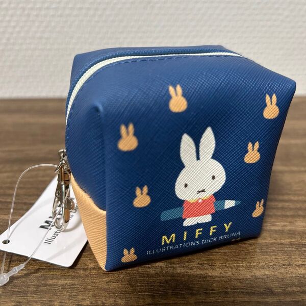 新品 ミッフィー miffy ミニキューブポーチ 小物入れ メイクポーチ ナスカン付き ポーチ コスメポーチ ネイビー